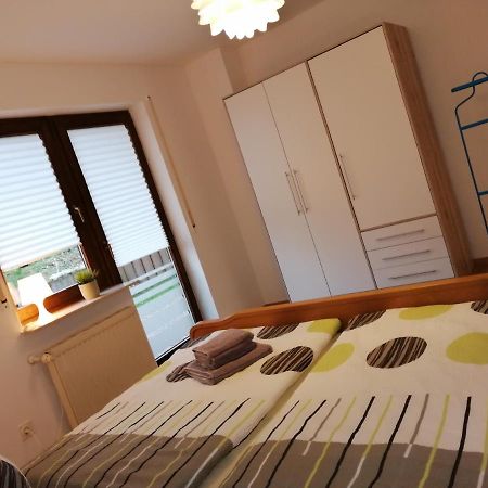 Ebenerdige Ferienwohnung mit großer Terrasse in der Nähe des Waldes, zum wohlfühlen Schoneck Exterior foto