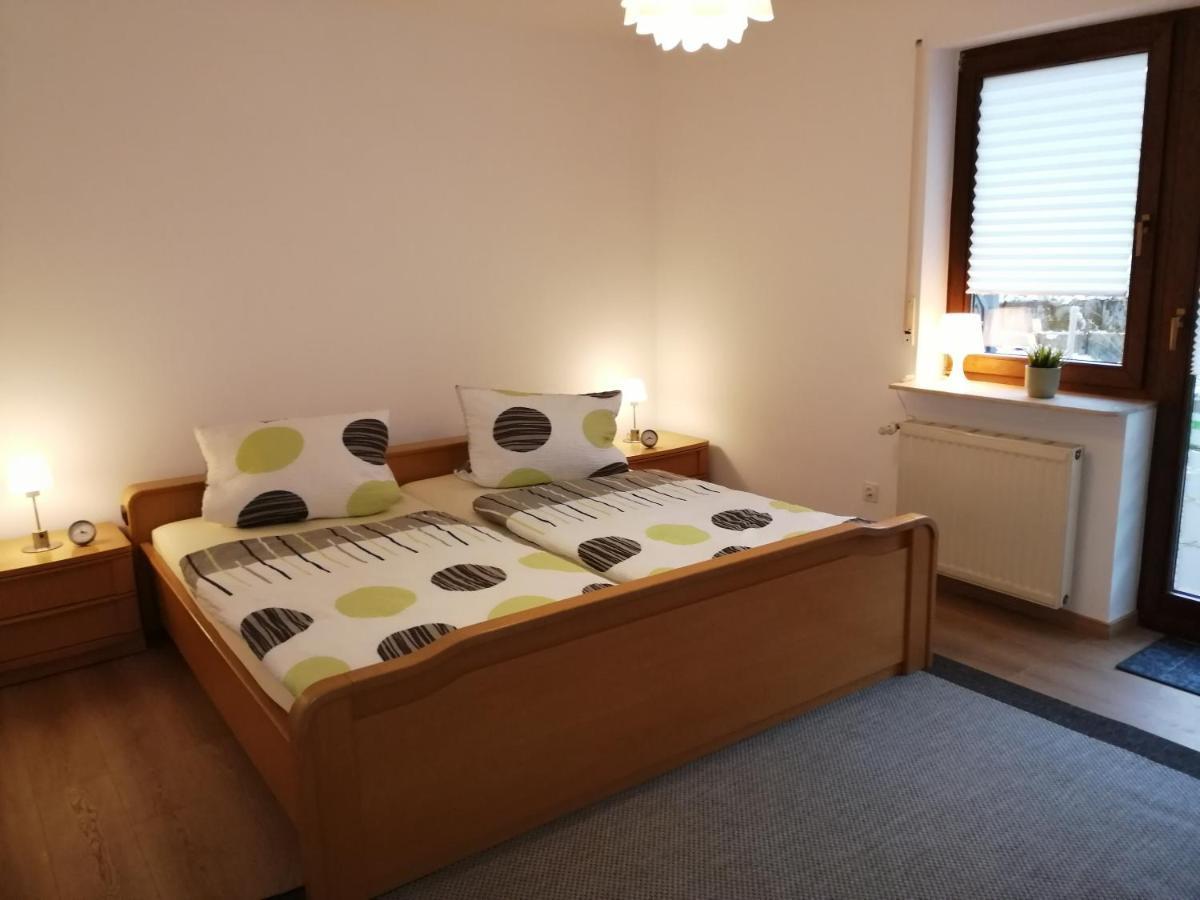 Ebenerdige Ferienwohnung mit großer Terrasse in der Nähe des Waldes, zum wohlfühlen Schoneck Exterior foto