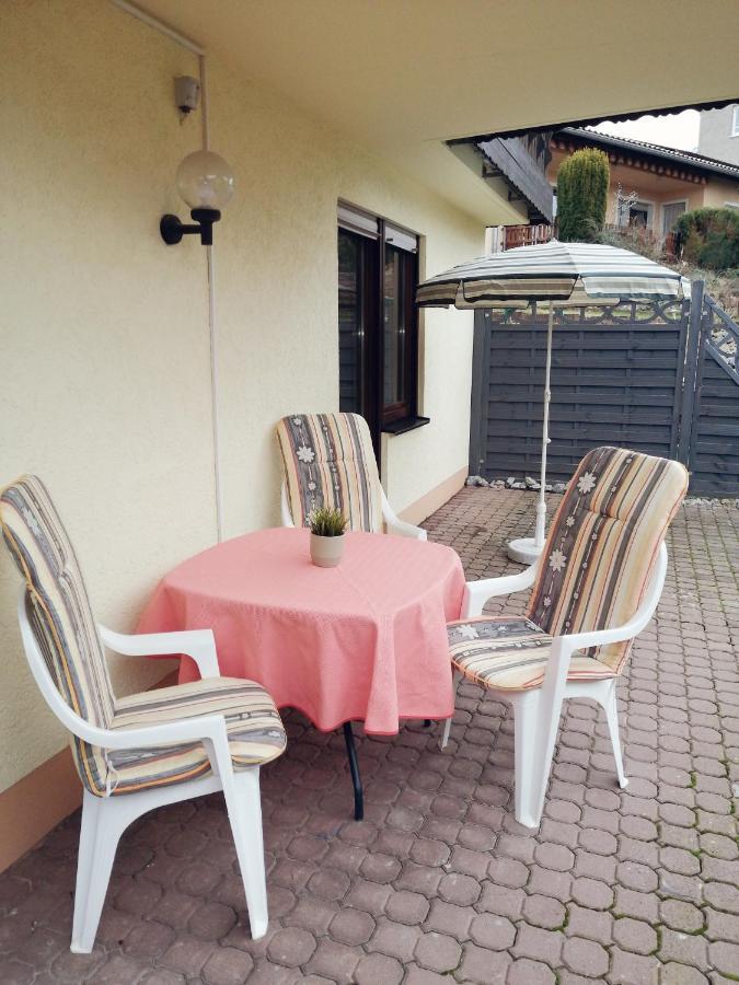 Ebenerdige Ferienwohnung mit großer Terrasse in der Nähe des Waldes, zum wohlfühlen Schoneck Exterior foto