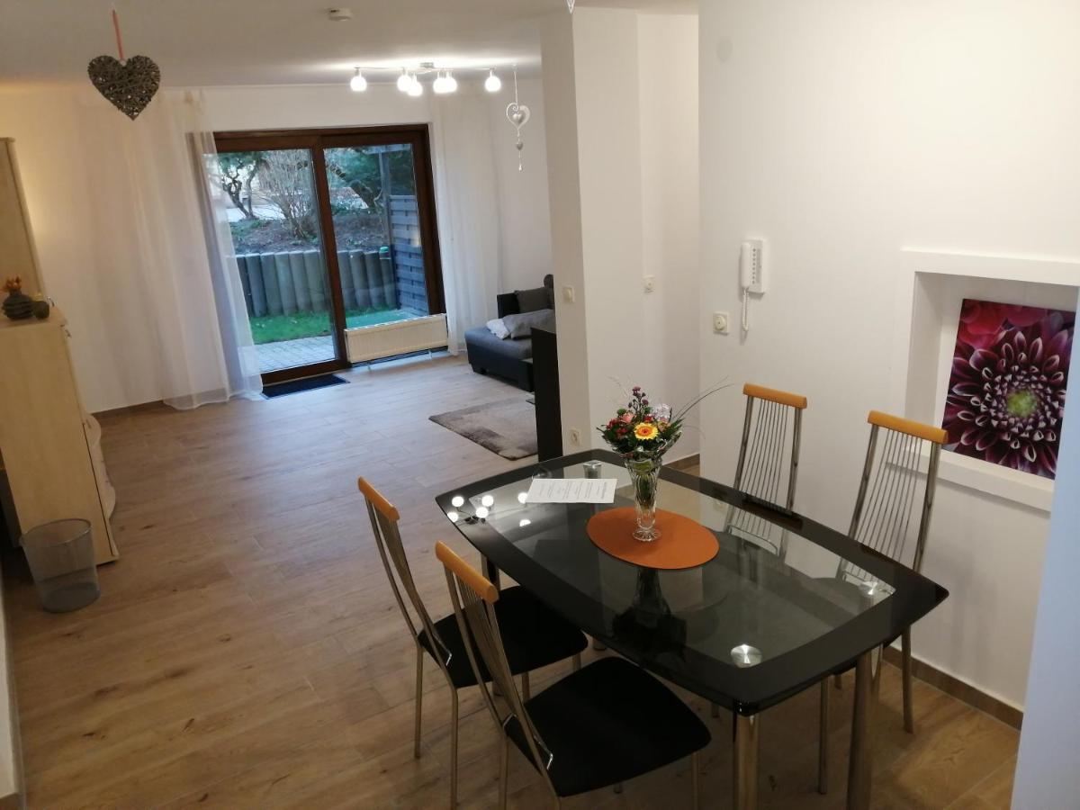 Ebenerdige Ferienwohnung mit großer Terrasse in der Nähe des Waldes, zum wohlfühlen Schoneck Exterior foto
