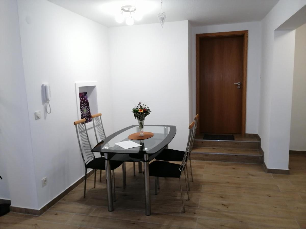 Ebenerdige Ferienwohnung mit großer Terrasse in der Nähe des Waldes, zum wohlfühlen Schoneck Exterior foto